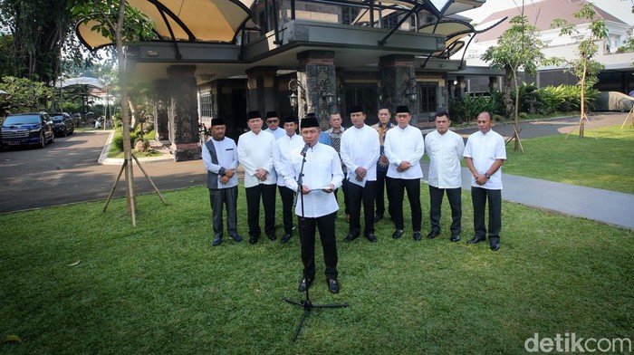 Panglima TNI Agus Subiyanto memberikan keterangan pers terkait misi bantuan kemanusiaan ke Palestina. Ia menyatakan bantuan telah dikirimkan dengan selamat.