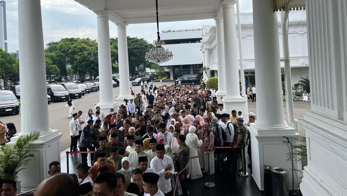Para pejabat negara dan masyarakat antre untuk masuk dan bersalaman dengan Jokowi
