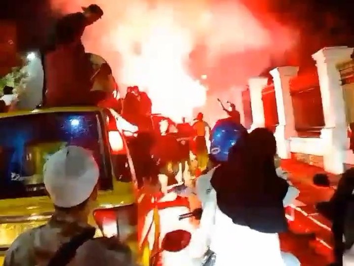 Pawai obor sambil nyalakan flare di depan istana Cipanas (dok.istimewa)