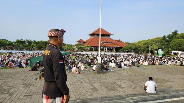 Pecalang berjaga di Alun-Alun Ida Dewa Agung Jambe, Klungkung, saat salat Idul Fitri, Rabu (10/4/2024).
