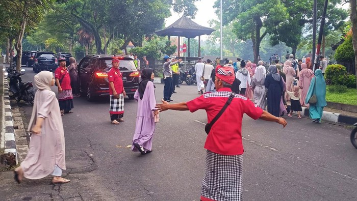 Pecalang Berjaga di Lapangan Tanah Aron Pecalang berjaga di Lapangan Tanah Aron, Amlapura, Karangasem, Bali, pada Rabu (10/4/2024). Mereka membantu jemaah salat Idul Fitri menyeberang jalan.