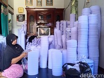 Produsen Peci Putih Banyuwangi Raup Cuan Jutaan Saat Ramadan dan Idul Fitri