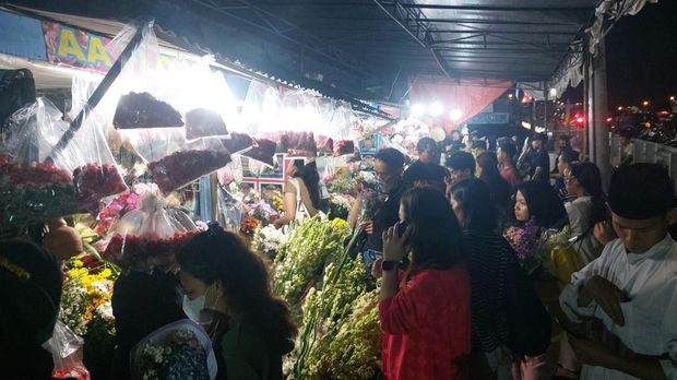 Pedagang bunga di Bogor diserbu pengunjung saat malam takbir (Sholihin/detikcom)