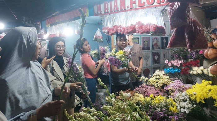Pedagang bunga di Bogor diserbu pengunjung saat malam takbir (Sholihin/detikcom)