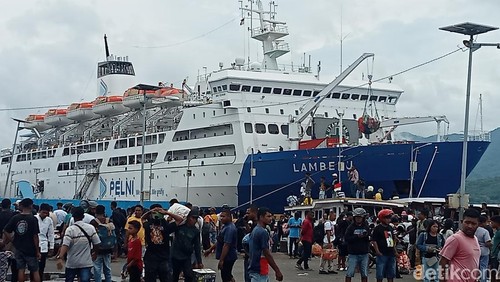 Para pemudik Lebaran tiba menggunakan KM Lambelu di Pelabuhan Laut Larantuka, Rabu (10/4/2024) pagi.