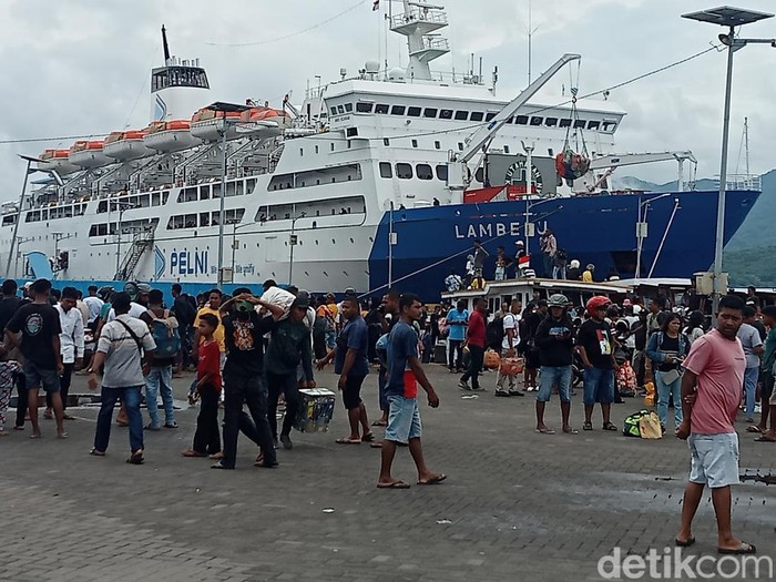 Para pemudik Lebaran tiba menggunakan KM Lambelu di Pelabuhan Laut Larantuka, Rabu (10/4/2024) pagi.
