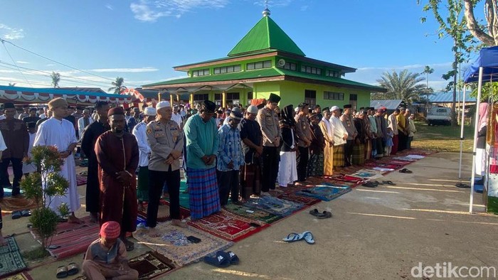 Pelaksanaan salat Idul Fitri 1445 Hijriah di Masjid Babul-Jannah, Kokoda, Kota Sorong.