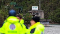 Ledakan terjadi di pembangkit listrik milik perusahaan energi Enel, yang berada di sebuah bendungan di Danau Suviana. Danau buatan tersebut didirikan pada 1928-1932 dan terletak di ketinggian 500 meter.