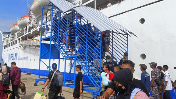 Penumpang mudik menggunakan kapal Pelni yang turun di Pelabuhan Bima, NTB di hari pertama Lebaran 2024, Rabu (10/4/2024). (Dok. Pelni Cabang Bima)