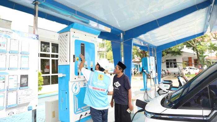 Pemudik melakukan isi daya di SPKLU PLN ULP Kolaka.