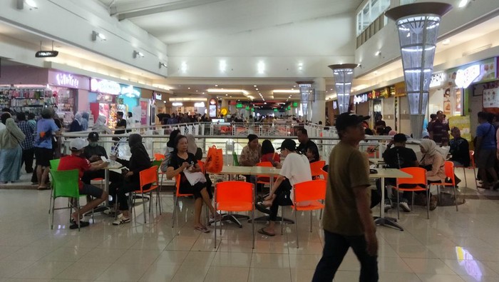 Pengunjung di mal Royal Plaza Surabaya saat hari Lebaran