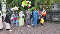 Sejumlah pedagang berjualan di Lapangan, Renon, Denpasar, Rabu (10/4/2024). Lapangan Renon menjadi salah satu lokasi salat Id yang dihadiri oleh ribuan jemaah.