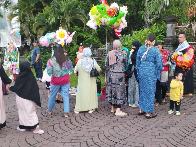 Sejumlah pedagang berjualan di Lapangan, Renon, Denpasar, Rabu (10/4/2024). Lapangan Renon menjadi salah satu lokasi salat Id yang dihadiri oleh ribuan jemaah.