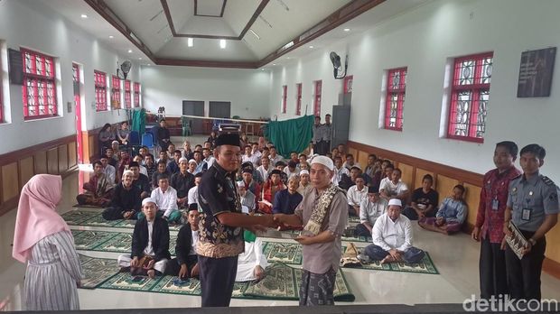 Penyerahan remisi khusus untuk 107 narapidana di Lapas Kelas IIB Karangasem, Rabu (10/4/2024) (Foto: I Wayan Selamat Juniasa/detikBali)