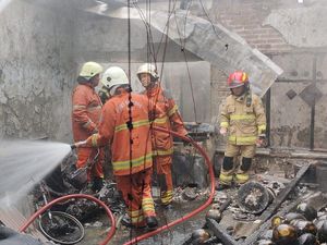 Warung Bakso di Surabaya Ludes Terbakar, Pasutri Pemiliknya Terluka Bakar