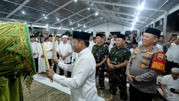 Pj Gubernur Sumatera Utara (Sumut) Hassanudin memukul bedug menandai gema takbir menyambut Hari Raya Idulfitri 1445 H di halaman rumah Dinas Gubernur Sumut Jalan Sudirman Nomor 41 Medan. Selasa (9/4) malam.