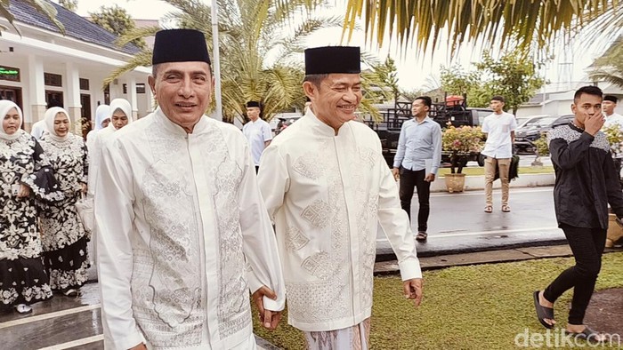 Pj Gubsu Hassandin saat menggandeng Edy Rahmayadi. (Felicia/detikcom)