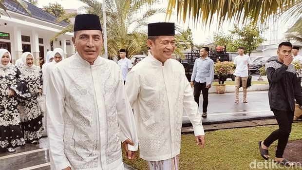 Pj Gubsu Hassandin saat menggandeng Edy Rahmayadi. (Felicia/detikcom)