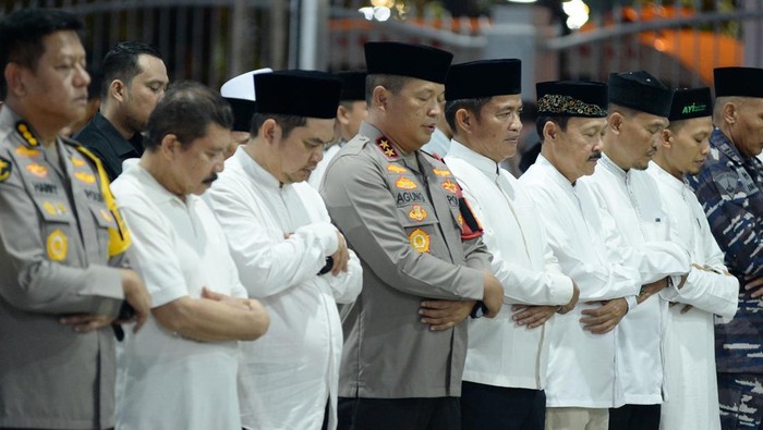 Pj Gubsu Hassanudin salat isya berjemaah dengan Forkopimda