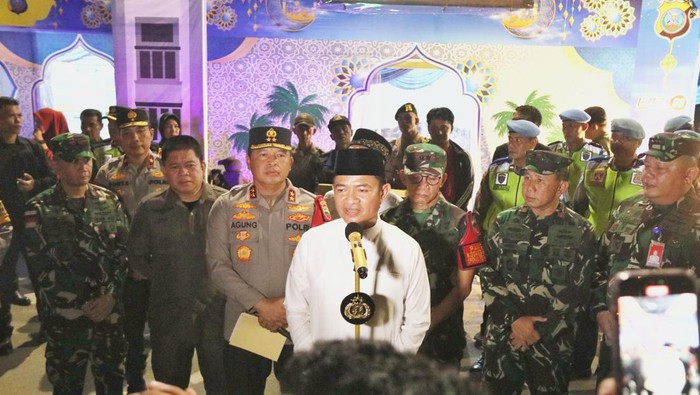 Penjabat (Pj) Gubernur Sumatera Utara (Sumut) Hassanudin bersama Forum Koodinasi Pimpinan Daerah (FKPD) Sumut melakukan Patroli Gabungan dalam rangka Malam Takbiran Menyambut Malam 1 Syawal Hari Raya Idulfitri 1445 Hijriyah Tahun 2024 di Jalan Pulau Pinang Medan, Selasa (9/4) malam.