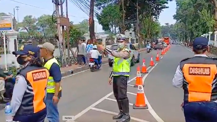 Ribuan Peziarah Serbu Kalibata dan Tanah Kusir saat Lebaran, Kepolisian Terjunkan Personel Atur Lalulintas