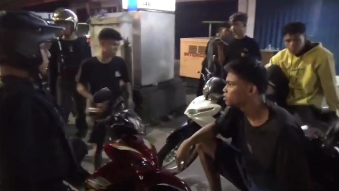Polisi saat membubarkan aksi remaja ugal-ugalan di Jalan Raya Palopo.