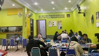 Begini suasana bagian dalam warung makan. Kebersihan sangat dijaga oleh Pondok Pindang Sarinade. Foto: detikFood/Yenny Mustika Sari