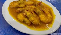Seporsi tempoyak udang di sini besar, mereka menggunakan udang sungai yang ukuranya besar dan montok. Udang itu dimasak bersama kuah tempoyak yang asam dan agak pedas. Foto: detikFood/Yenny Mustika Sari