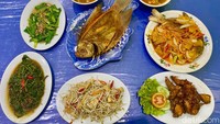 Merujuk pada nama tempat, tentu saja menu utamanya adalah pindang. Namun, ada juga menu lain berupa sajian seafood hingga olahan ayam. Foto: detikFood/Yenny Mustika Sari