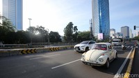 Sejumlah kendaraan melintas di jalan Jendral Sudirman, Jakarta, Rabu (10/4/2024). 
