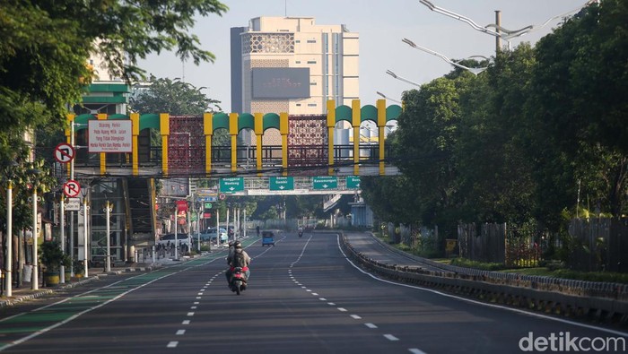 Potret Jakarta Lengang Ditinggal Warganya Mudik Sejumlah kendaraan melintas di jalan Jendral Sudirman, Jakarta, Rabu (10/4/2024).