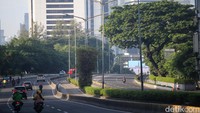 Lalu lintas terpantau lengang. Tidak ada penumpukan atau antrean kendaraan yang terjadi seperti biasanya.