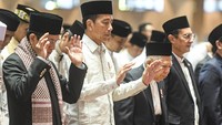 Jokowi tampak mengenakan kemeja putih dan berpeci hitam sementara Marud mengenakan kemeja putih yang dibalut dengan jas berwarna hitam.