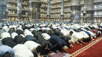 Masjid Istiqlal pagi ini juga telah dipenuhi warga. Kepadatan mulai terjadi sejak di kawasan Stasiun Gambir.