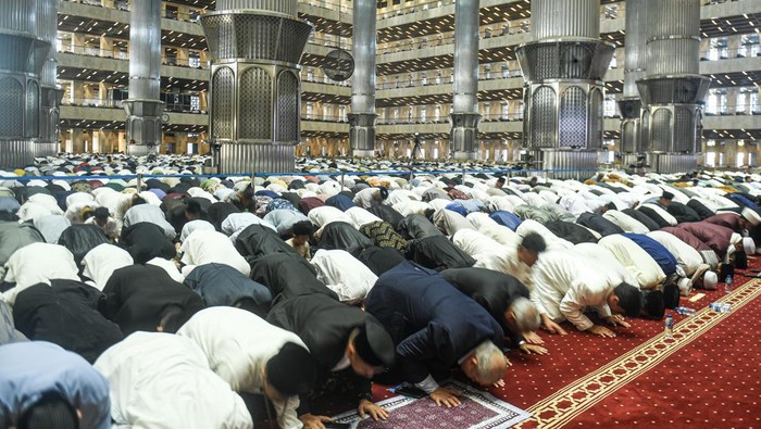Presiden Joko Widodo (kedua kiri) bersama Wakil Presiden Ma'ruf Amin (ketiga kiri) dan Imam Besar Masjid Istiqlal Nasaruddin Umar (kiri) melaksanakan Salat Idul Fitri di Masjid Istiqlal, Jakarta Pusat, Rabu (10/4/2024). Umat Islam Indonesia merayakan Idul Fitri 1 Syawal 1445 H pada Rabu (10/4). ANTARA FOTO/Muhammad Adimaja/nym.