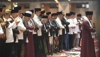 Jokowi menempati saf depan, diapit Maruf Amin dan Imam Besar Masjid Istiqlal Nasaruddin Umar. Sejumlah menteri juga salat Id di Istiqlal, di antaranya Menag Yaqut Cholil Qoumas dan Menhub Budi Karya Sumadi.