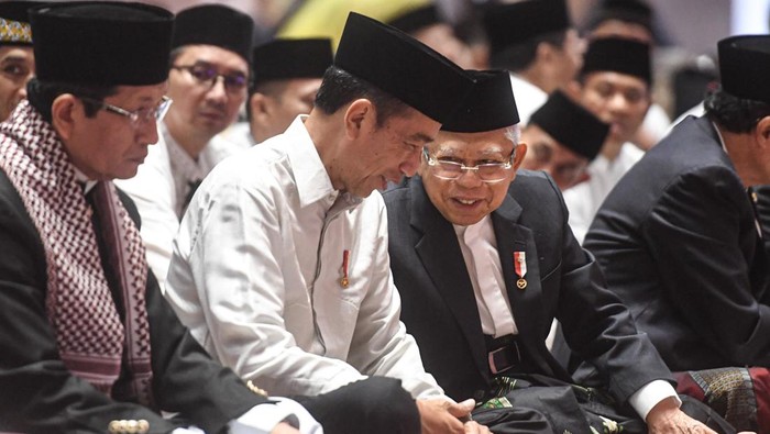 Presiden Joko Widodo (kedua kiri) bersama Wakil Presiden Maruf Amin (ketiga kiri) dan Imam Besar Masjid Istiqlal Nasaruddin Umar (kiri) melaksanakan Salat Idul Fitri di Masjid Istiqlal, Jakarta Pusat, Rabu (10/4/2024). Umat Islam Indonesia merayakan Idul Fitri 1 Syawal 1445 H pada Rabu (10/4). ANTARA FOTO/Muhammad Adimaja/nym.