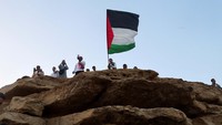 Beberapa membawa bendera Palestina sebagai bentuk dukungan untuk warga Gaza.