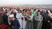 Muslim Mesir menghadiri salat Idul Fitri untuk menandai akhir bulan puasa Ramadan, di desa Abu Sir, sebuah situs Kompleks Piramida pekuburan Mesir kuno di Gurun Barat di Al Badrashen, di Kegubernuran Giza, Mesir 10 April 2024.