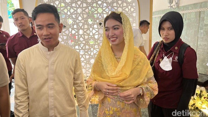 Potret Selvi Ananda dampingi Gibran saat open house di Loji Gandrung Solo, Rabu (10/4/2024).