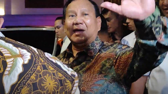 Prabowo sapa warga di depan Rumah Kertanegara.