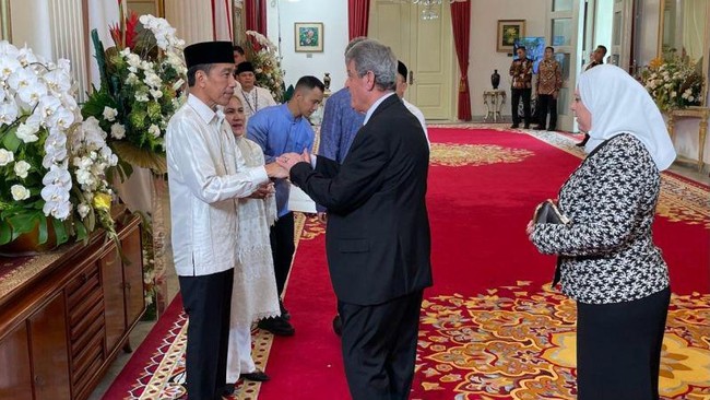 Presiden Joko Widodo bersalaman dengan Duta Besar Palestina untuk Indonesia Zuhair Al Shun dalam acara 