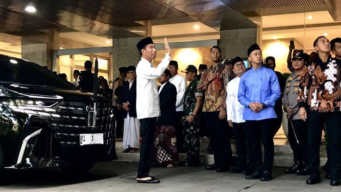Presiden Joko Widodo (kiri) membalas sapaan jamaah shalat Idul Fitri di Masjid Istiqlal, Jakarta, Rabu (10/4/2024).