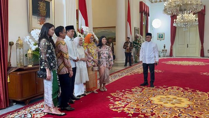 Presiden Jokowi dan Ibu Negara Iriana menyalami para pejabat saat open house Lebaran di Istana (Eva Savitri/detikcom)