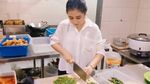 Jago Masak! Ini Momen Prilly Latuconsina ketika Masak Rendang dan Ayam Goreng