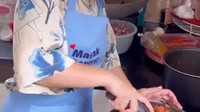 Selain itu, Prilly Latuconina juga pandai membuat sambal. Bahkan ia tampak piawai saat mengulek sambal menggunakan cobek batu. Foto: Instagram @prillylatuconsina