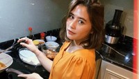 Meskipun sibuk memasak di dapur, tetapi Prilly tetap terlihat cantik dan sukses menarik perhatian netizen. Foto: Instagram @prillylatuconsina
