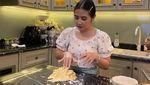 Jago Masak! Ini Momen Prilly Latuconsina ketika Masak Rendang dan Ayam Goreng