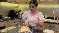Tak hanya jago masak, pemain film ‘Budi Pekerti’ ini juga jago membuat kue. Ini potretnya saat membuat adonan kue. Foto: Instagram @prillylatuconsina
