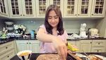 Jago Masak! Ini Momen Prilly Latuconsina ketika Masak Rendang dan Ayam Goreng
